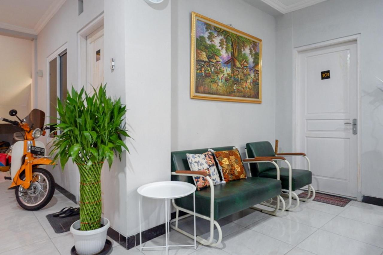 Hotel Reddoorz Near Jalan Adi Sucipto Solo Exteriér fotografie